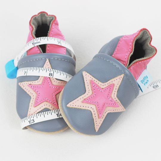 Size guide for Dotty Fish baby leather shoes.
