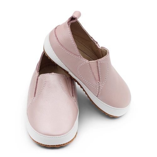 Girls first walker slip-on shoes in pink leather with rubber sole.